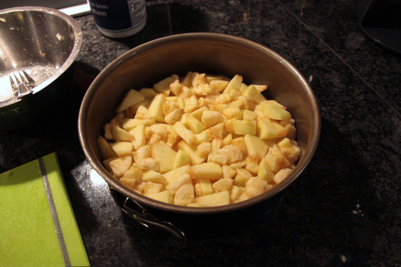 Appel en banaanstukjes in een ronde bakvorm