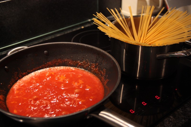 Pan met tomatensaus en pan met pasta