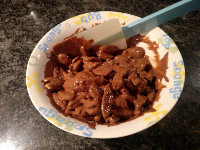 Pecannoten en chocolade in een kom