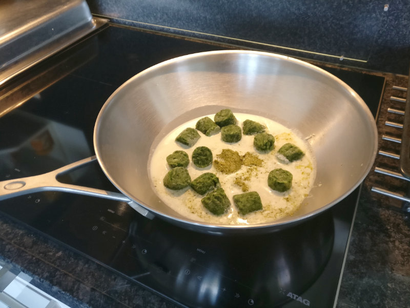 Ingrediënten pesto gnocchi in een pan