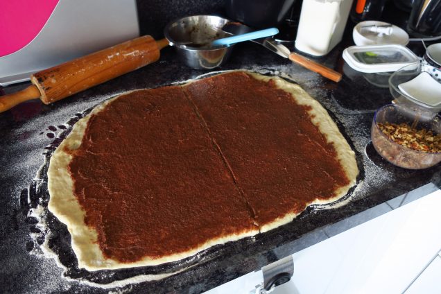 Uitgerolde cinnamon roll deeg